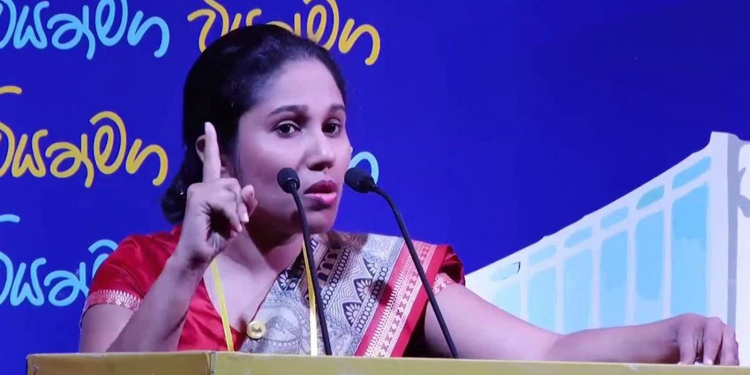 රාජ්ය ඇමැති සීතාගේ ඇපල් ෆෝන්-කුඩ-ලයිට් ලියුමෙන් ජංජාලයක්