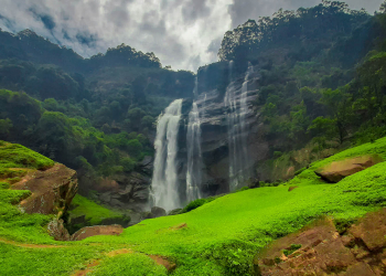 ඇතා බැන්ද බෝමුල ළඟ ඇදහැලෙන සුන්දරී