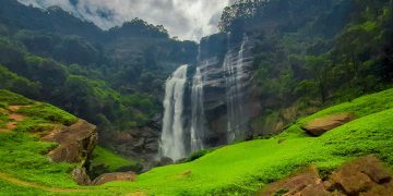 ඇතා බැන්ද බෝමුල ළඟ ඇදහැලෙන සුන්දරී