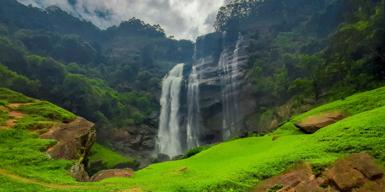 ඇතා බැන්ද බෝමුල ළඟ ඇදහැලෙන සුන්දරී