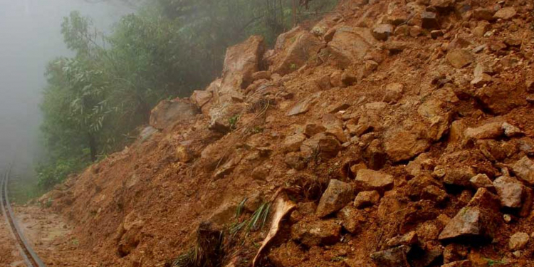 පැති 4ක් නාය යන්න ඔන්න මෙන්න