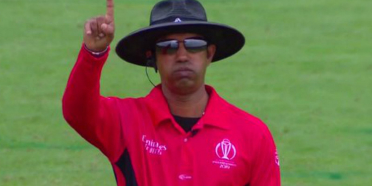 ධර්මසේන සල්ලි මල්ලට පයින් ගහයි