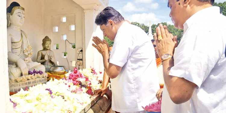 සජිත් අද රුවන්වැලි මහසෑයේ කප්රුක් පූජාවක