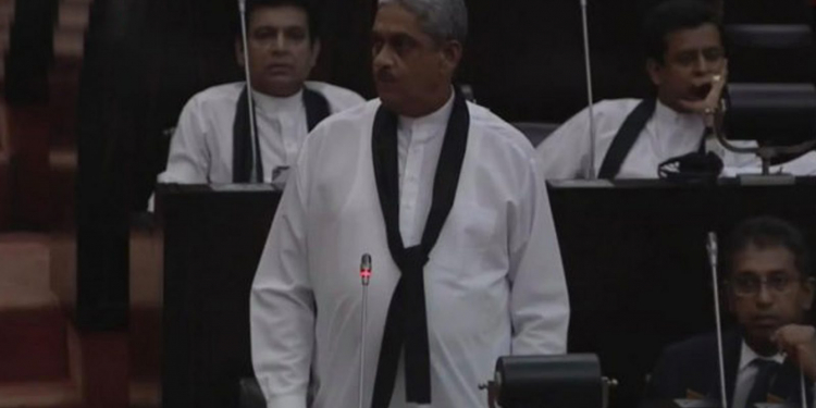 කළු සාටක ඇඳන් ඇවිත් විපක්ෂය පාර්ලිමේන්තුවේ පළමු සටන පටන් ගනී