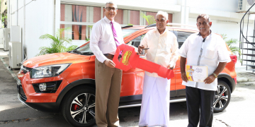 ලග්න වාසනාවෙන්  සුපිරි  මෝටර් රථය  අම්බලන්තොටට