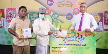 ලග්න වාසනාවේ  ජයග්‍රාහකයින්ට චෙක්පත් ලබාදෙයි