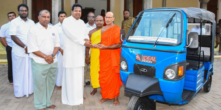 අයිඩියල් මෝටර්ස් වෙතින් ජයශ්රී මහා බෝධියට සහ රුහුණු කතරගම මහා දේවාලයට ත්රිරෝද රථ පරිත්යාගයක්
