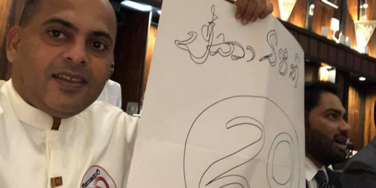 ඇමැති කටු සූප්පු කරනවාද: රට බේරාගන්නවාද? (VIDEO)