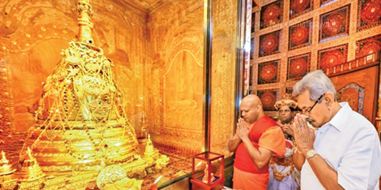 ජනපති දළදා වැඳ පුදා ගනී: ත්රෛනිකායික මහනාහිමිවරුත් මුණගැහෙයි