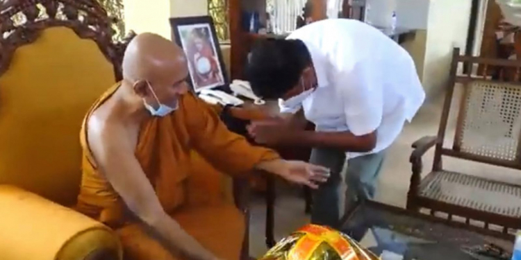 සජිත් අමරකිත්ති හිමි බැහැ දැක ආශිර්වාද ගනී (VIDEO)