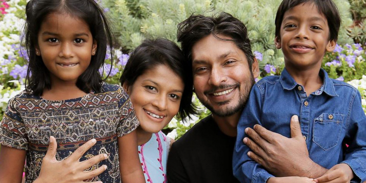 සංගාගේ දියණියත් විරෝධතා පෙස්සමක් අස්සන් කිරීම අරඹයි