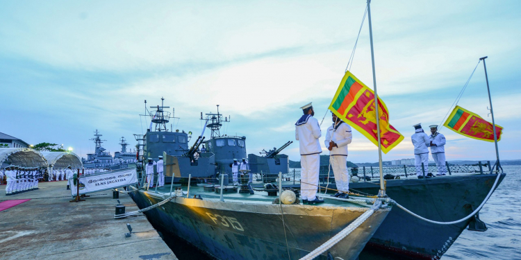 සෙබළුන් කොටි කටට  ගොස් සටන් කරපු සතුරු යාත්‍රා රැසක්  මුහුදු පතුලේ ගිල්ලපු වීරයාත් ජගතාත් සමුගනී