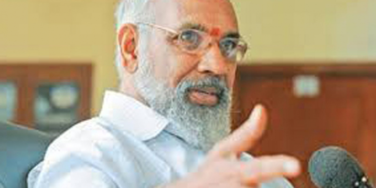 හිමිනමක් විග්නේෂ්වරන්ට එරෙහිව පොලිසි යයි: පොලිසිය විග්නේෂ්වරන්ගේ ගෙදරට යයි