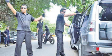 මහින්දගේ වටේ ඉන්දියානු කළු බළලුන්…