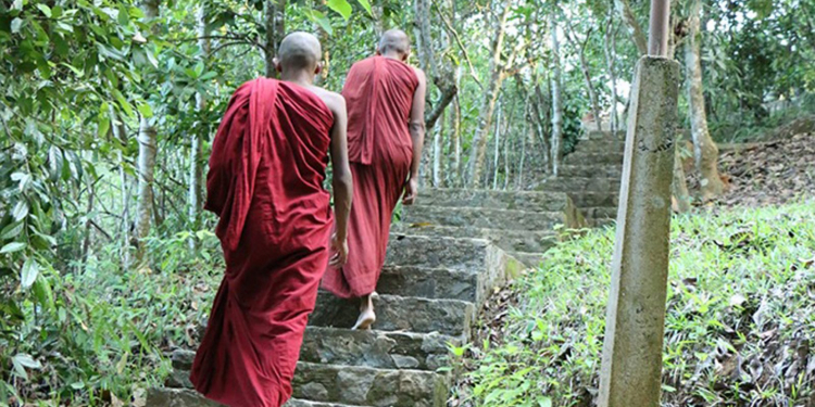 පෝය දවසේ පුත්තලම පන්සල් 2ක් වහයි
