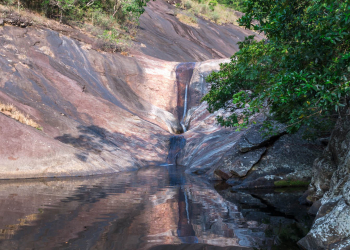 දුම්බර සීතලේ තෙමුණු හැටි නා ඇලේ