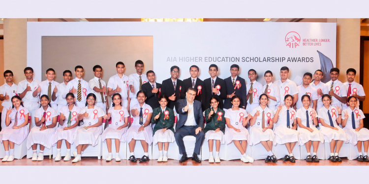 AIA උසස් අධ්යාපන ශිෂ්යත්ව ජයග්රාහකයින් දිරිමත් කරයි