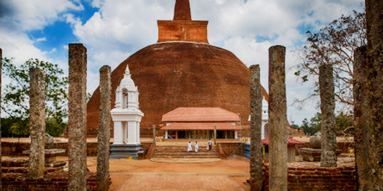 මෙරට ප්‍රථම නිකාය භේදයට පාර කපාපු අක්කර පන්සියයේ විහාර සංකීර්ණය