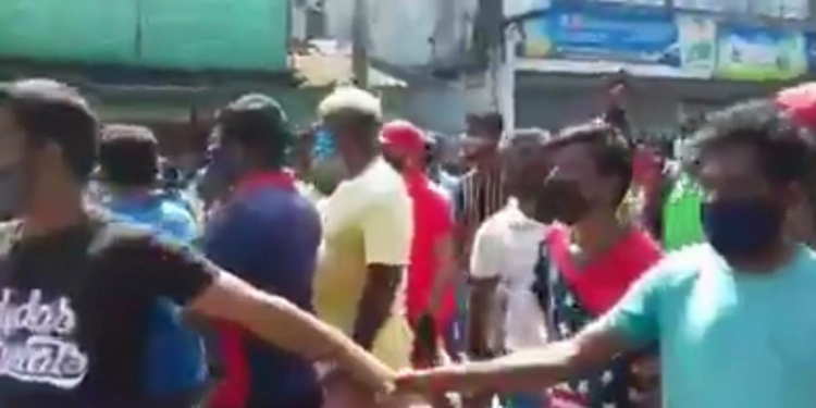 ලොක්ඩවුන් නොතකා මෝදර ජනතාව කෑම ඉල්ලා පාරට බහී (VIDEO)