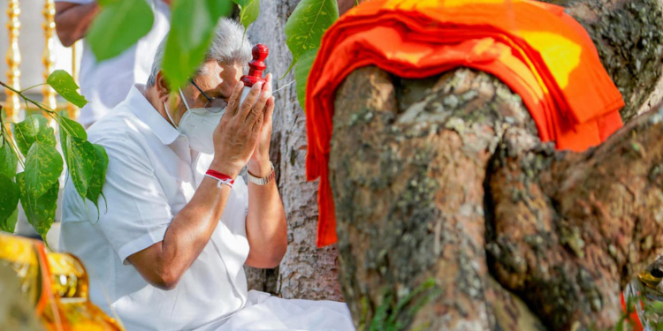 ශ්රී මහා බෝ සමිදුන් ඉදිරිපිට ජනපතිගෙන් ප්රාර්ථනාවක්