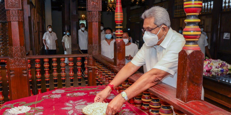 ජනපති දළදා සමිඳුන් වැඳ පුදා ගනී