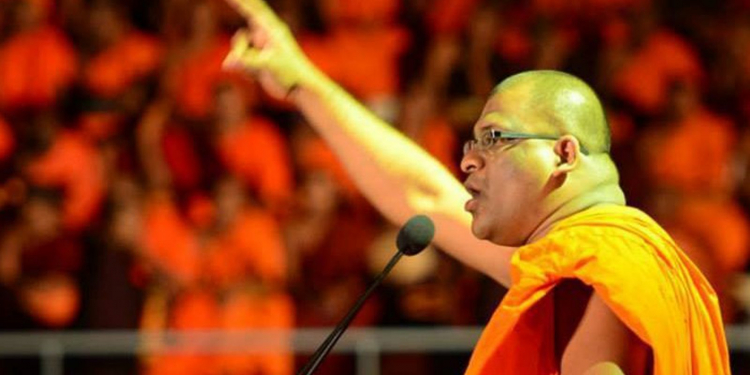 ගෝඨාභයටත් බැන‌ගෙන ඥානසාර හිමි එළියට එයි (VIDEO)