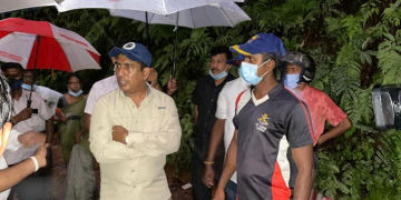 හේදිලා ගියා කියපු කැලෑ පාර බලන්න ජොනී සිංහරාජෙට යයි (VIDEO)