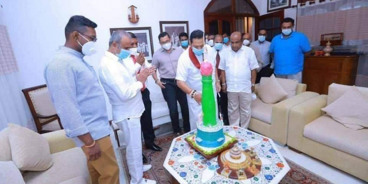 විජේරාමේ ගෙදරදී මහින්ද දෙවන කේක් ගෙඩිය කපයි