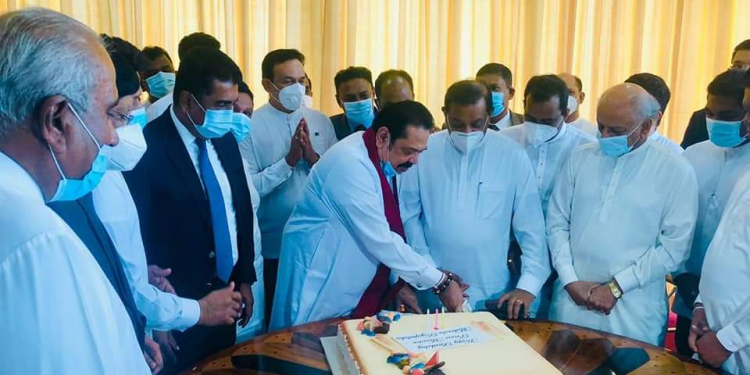 තුන්වැනි කේක් ගෙඩිය මහින්ද කැපුවේ පාර්ලිමේන්තුවේදී