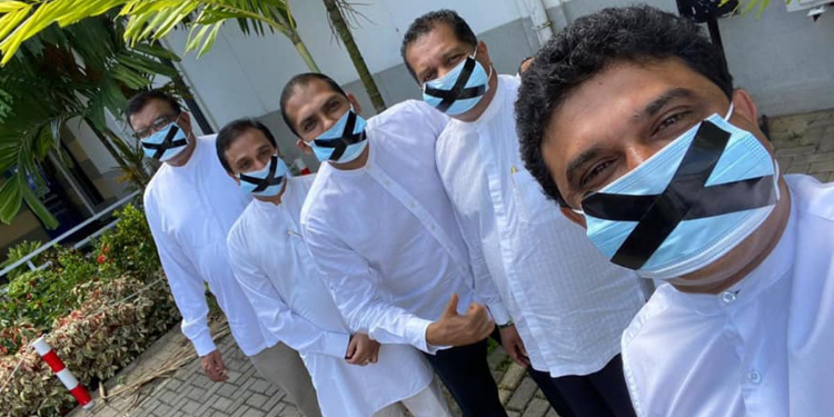 කටේ සෙලෝටේප් අලවගෙන සජිත්ගේ මන්ත්රීවරු ජනපති කොමිසමේ