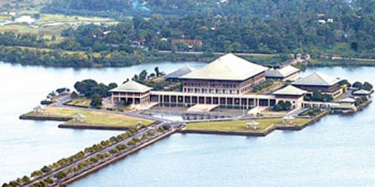 ඊයෙයි අදයි පාර්ලිමේන්තුවට මහා අපලයක්