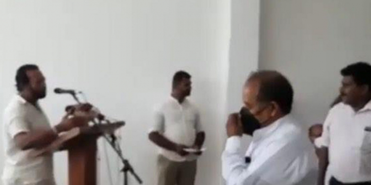 රුවන්ගේ මොණරාගල රැස්වීමේ අලි වලියක්: රැස්වීම මග නවතී (VIDEO)