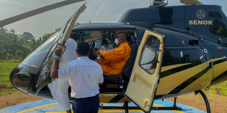 කොරෝනා දුරුකරන්න පිරිත් පැන් අරන් සමන්තභද්ර හිමි හෙලිකොප්ටරෙන් රට වටේම යයි (PHOTOS)