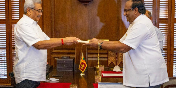 සරත් ‘කැබිනට්’ වෙයි: චමල් ‘රාජ්ය’ වෙයි