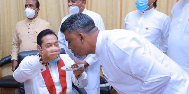අයවැය ඉවර කරපු ගමන් මහින්ද බර්ත්ඩේ කේක් 2ක් කපයි (PHOTO)