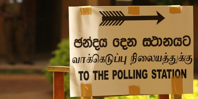 මහින්ද බඩු පැක් කරයි