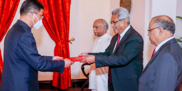 ජනපති අලුත් චීන තානාපති පිළිගනී: ගම හදන්න උදව් ඉල්ලයි
