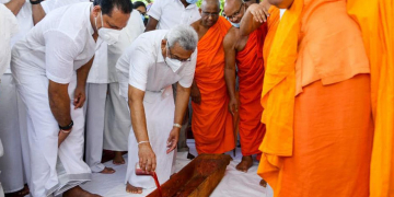 ජනපති සෝමාවතියේදී පැරකුම් රජ දවසේ පිංකමක් කරයි (PHOTOS)