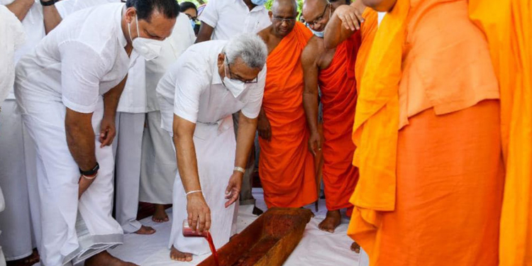ජනපති සෝමාවතියේදී පැරකුම් රජ දවසේ පිංකමක් කරයි (PHOTOS)
