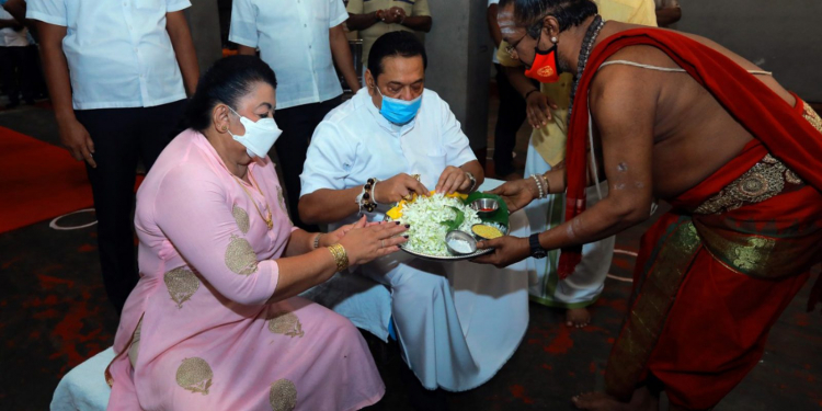 මහින්දයි-ශිරන්තියි වැල්ලවත්ත කෝවිලෙන් ආශිර්වාද ලබා ගනී (PHOTOS)