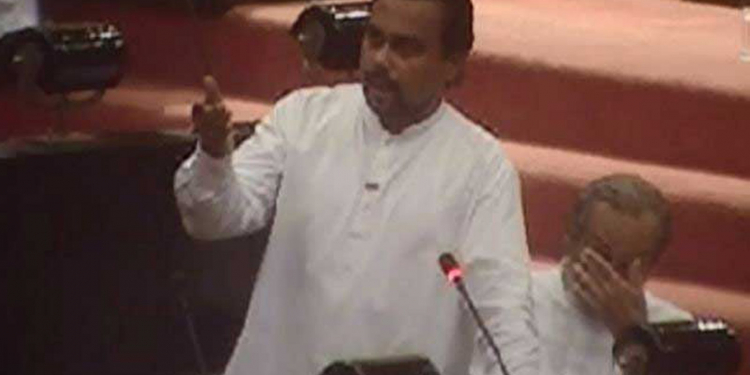 විමල්ගේ රුපියල් 5000 වීඩියෝව සමාජ මාධ්ය ජාලා හොල්ලයි (VIDEO)