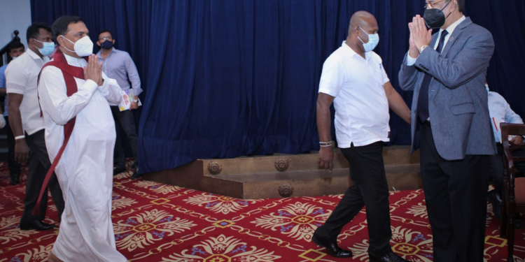 බැසිල් අරලිය ගහ මැදුරේදී බස්නාහිරට ඉලක්කයක් දෙයි (PHOTOS)