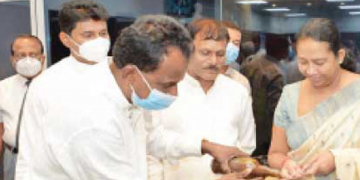 පැණි කරේ තියන් ගිය ඇමැති චන්න ඒ පාර එන්නතක් හොයන්න අරන්
