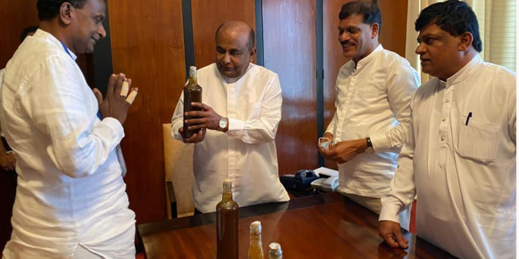ආණ්ඩුවේ මැතිඇමැතිවරු පෝලිමේ ගිහින් කොරෝනා පැණිය බොයි (PHOTO)