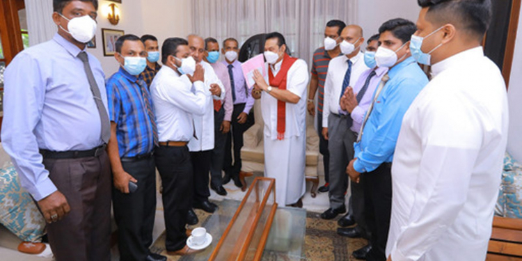 මහින්දගේ අතට මිලියන 1.28ක මුදලක් (PHOTO)