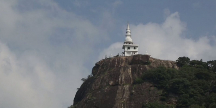 දිඹුලාගල සෙනසුනේ ඉපැරණි සිරස්පතක් අතුරුදන්