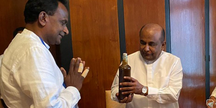 ධම්මිකගේ පැණි බෝතලේ අතට ගත්තාට කතානායක බිව්වෙ නැද්ද?