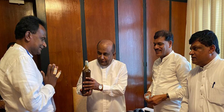 උන්ට එන්නත්-අපිට පැණි: ලෝකෙට එහෙම වෙද්දි අපට මෙහෙම වෙන්නෙ ඇයි?