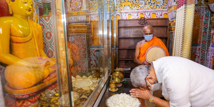 ජනපති දළදා සමිදුන් වැඳ ආසිරි ලබා ගනී (PHOTOS)