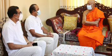 මහජන බැංකුවේ සභාපති සුජීව රාජපක්ෂ සහ ප්‍රධාන විධායක නිලධාරි රංජිත්  කොඩිතුවක්කු මහත්වරු අස්ගිරි මහනාහිමි හා මල්වතු අනුනාහිමියන් බැහැදකිති